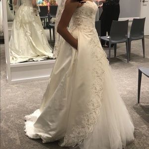 David’s Bridal wedding Gown
Dress style: WG3863